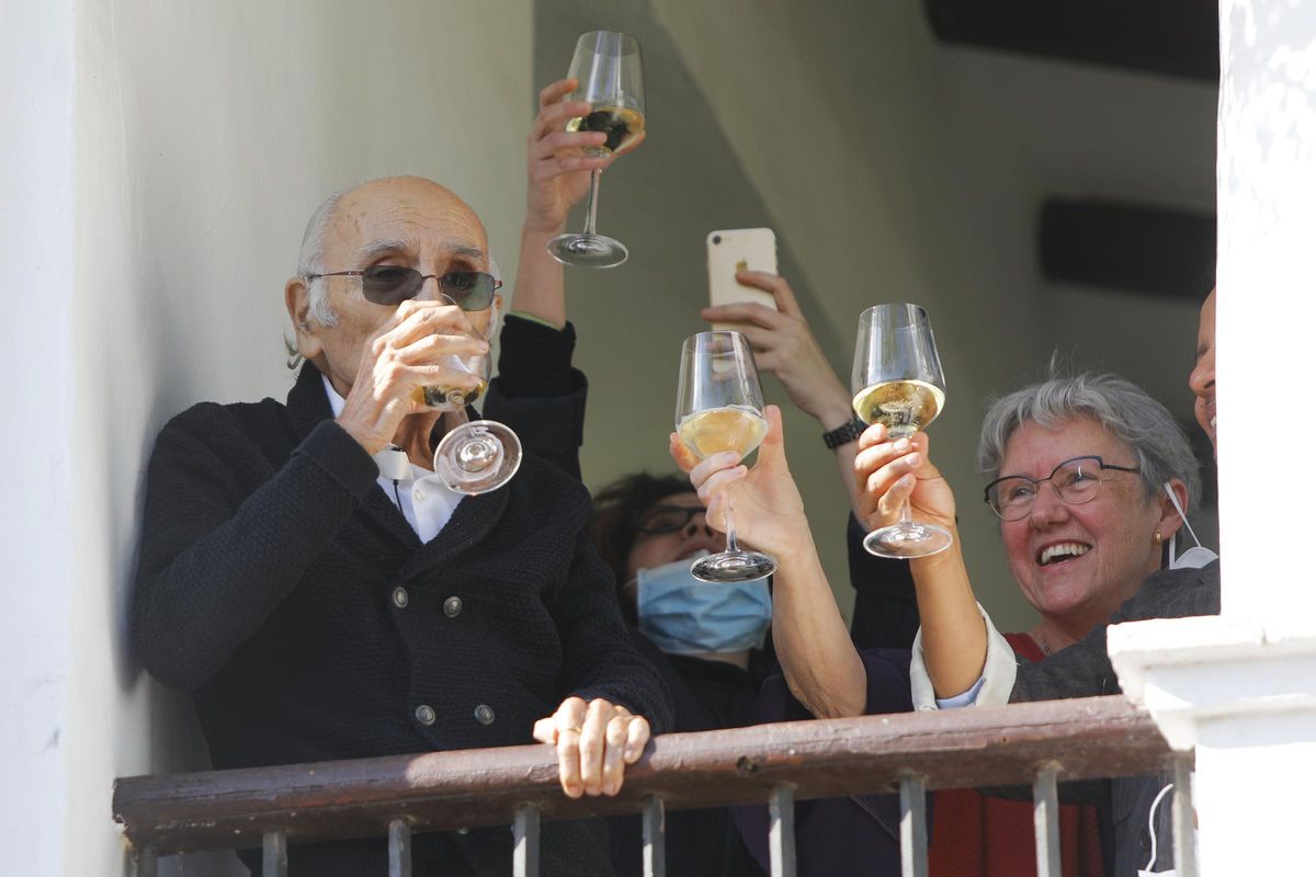 CULTURA//FRANCISCO BRINES RECIBE A LA PRENSA PARA CELEBRAR EL PREMIO EN SU CASA DE OLIVA. Francisco Brines