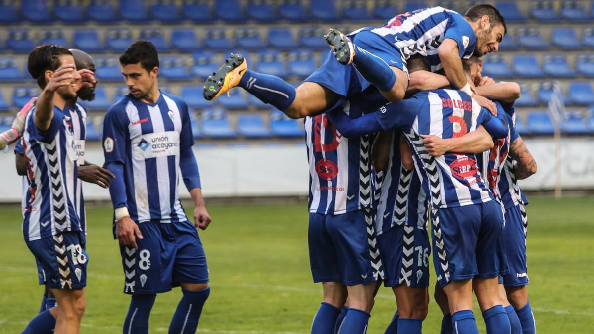 El Alcoyano celebra un gol en su victoria en El Collao esta temporada ante La Nucía (3-2).