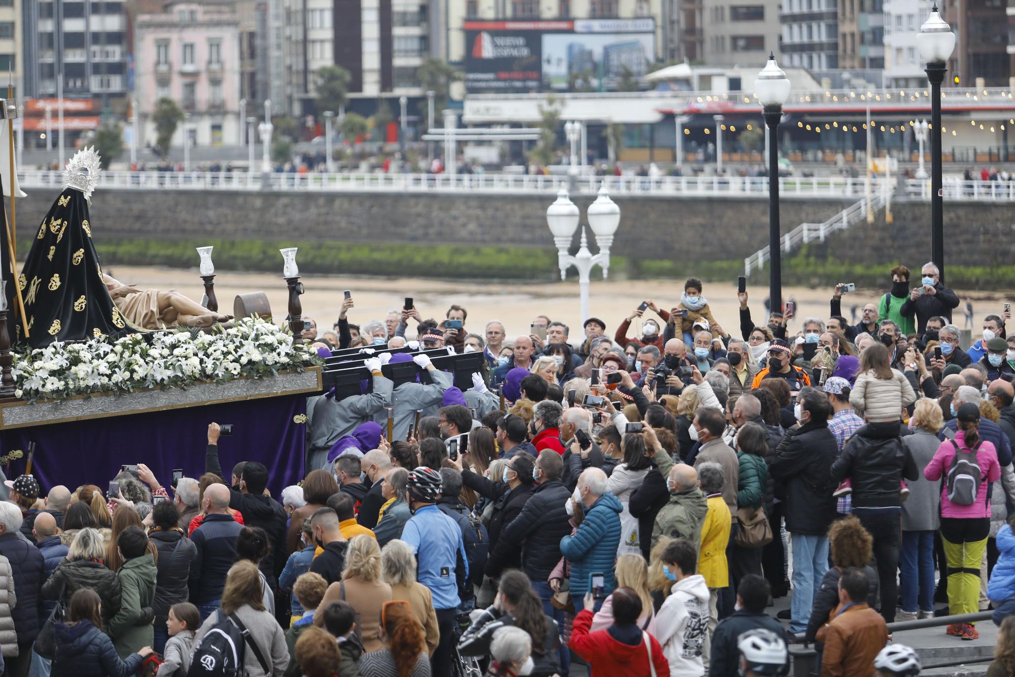 En imágenes: La procesión del Viernes Santo en Gijón