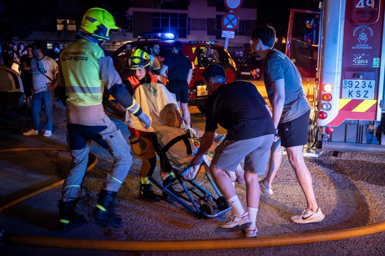 En imágenes | Desalojada la residencia Zalfonada de Zaragoza por un incendio