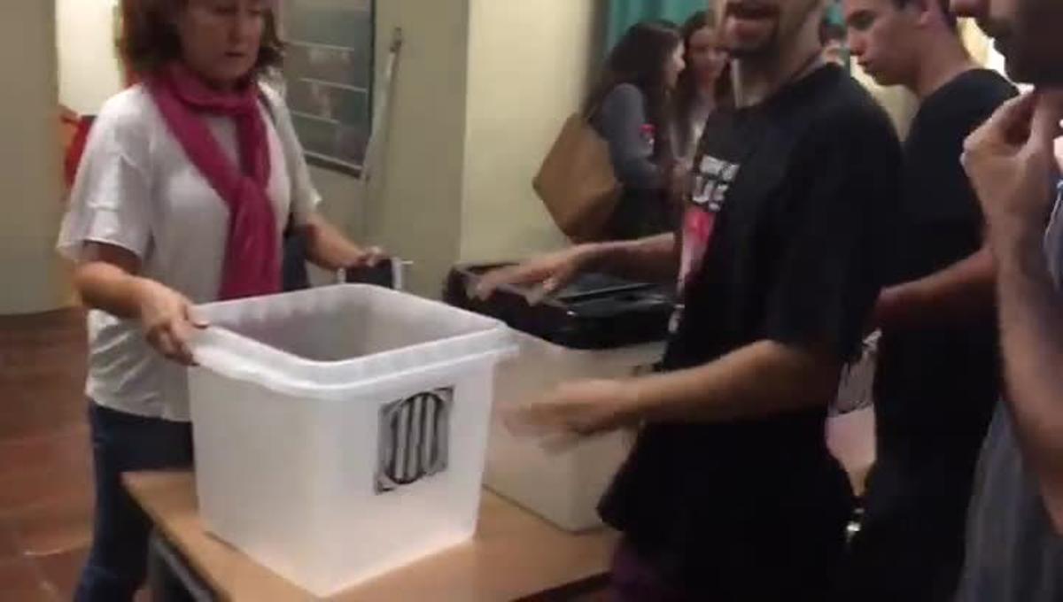 Arribada de les urnes al CEIP Cervantes, de Barcelona.