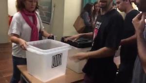 Arribada de les urnes al CEIP Cervantes, de Barcelona.
