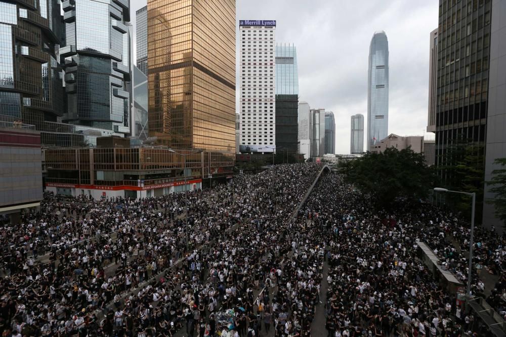 Miles de manifestantes paralizan Hong Kong