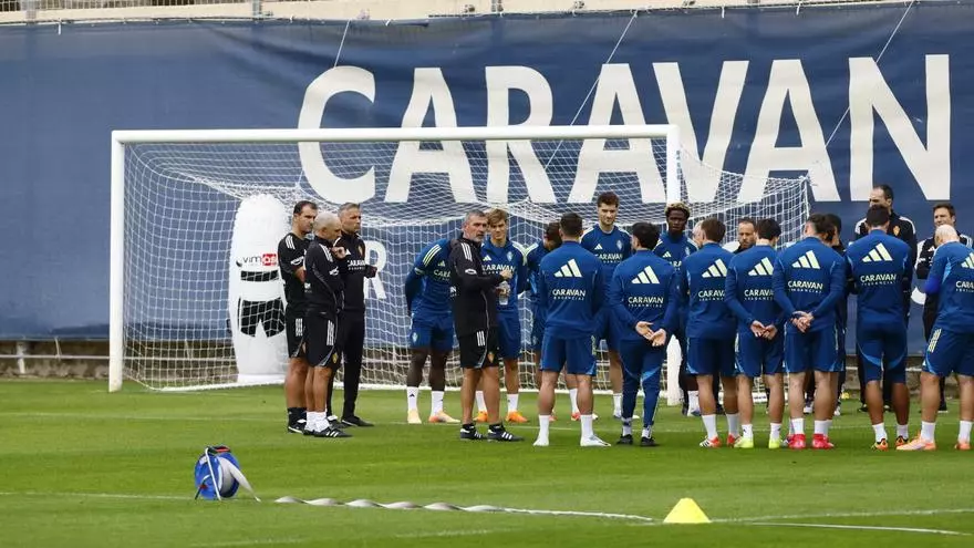 Larga charla de Emilio Larraz con la plantilla del Real Zaragoza antes de la primera sesión de entrenamiento