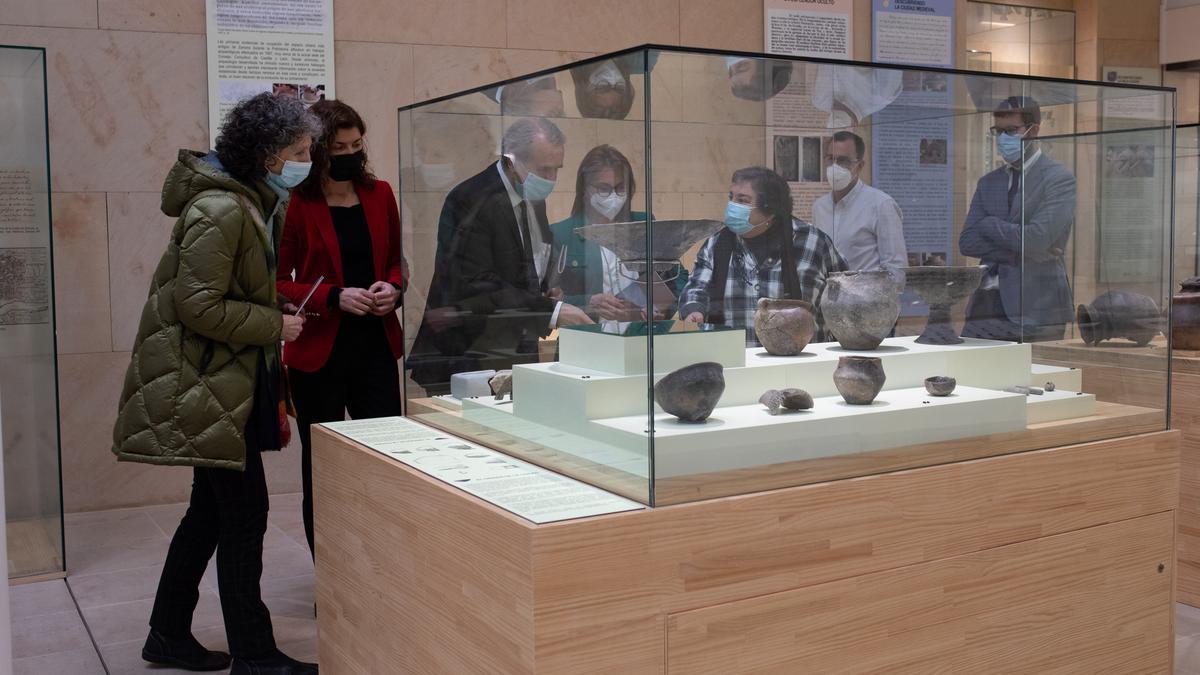 Autoridades visitan la muestra permanente del Consultivo