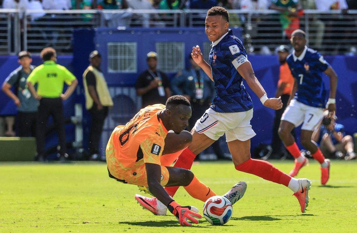 Mbappé resol amb un doblet un debut exigent per a França