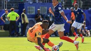 Mbappé resol amb un doblet un debut exigent per a França