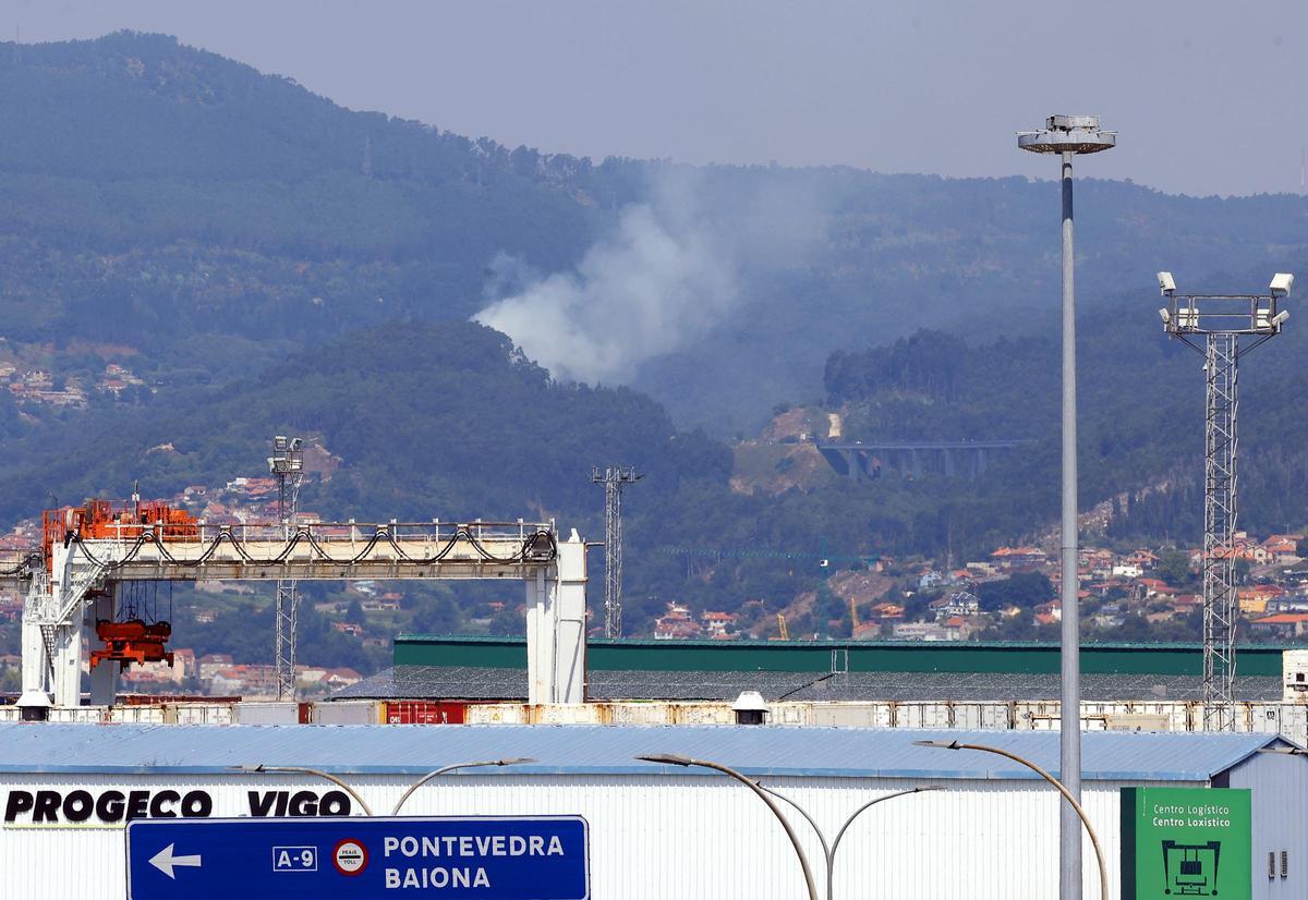 Un incendio junto al Corredor do Morrazo en Meira obliga a movilizar medios aéreos