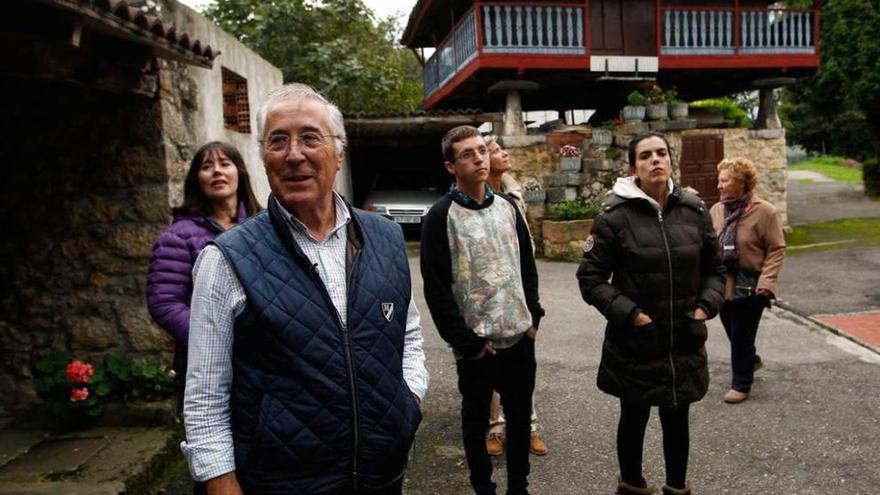 Joaquín Salas, a la izquierda, durante la visita a su quintana, ayer por la tarde, con unos vecinos.