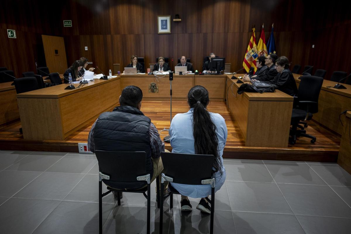 Los dos acusados, Manuel Cortés Jiménez y Noemí J. J., en la vista celebrada este lunes en la Audiencia Provincial de Zaragoza.
