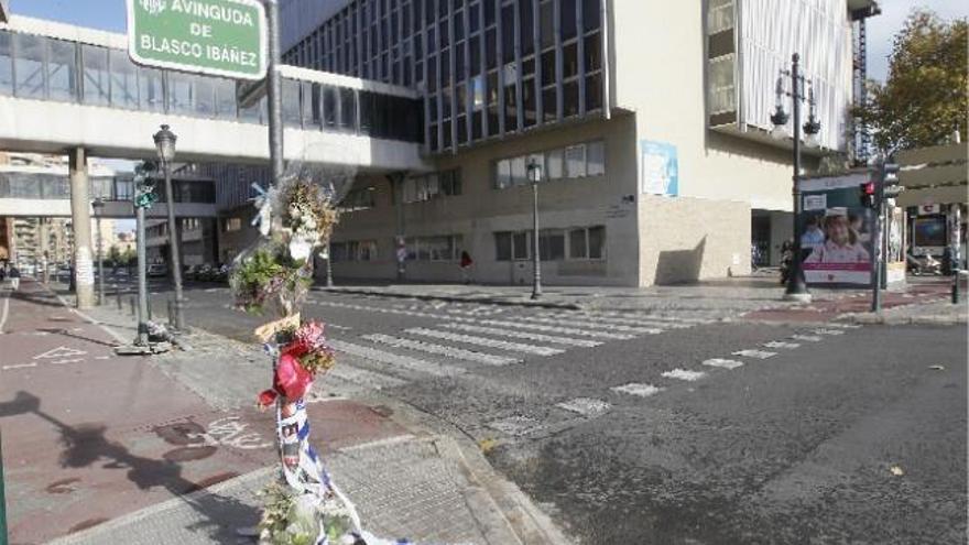 Ramos de flores recuerdan las muertes en este cruce de la avenida Blasco Ibáñez.