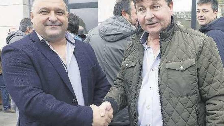 El patrón mayor de A Illa (izq.), con el ganador. // Xoán Álvarez