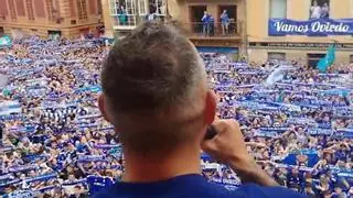 Del "Volveremos" al "Volvimos": miles de aficionados del Real Oviedo entonan junto a Santi Cazorla el himno de Melendi