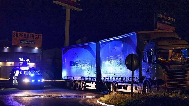 Un tràiler accidentat aquest any en una rotonda de la Jonquera. | JOSEP-RIBAS FALGUÉS