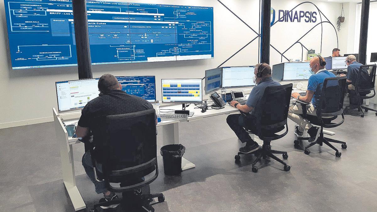 Operadores en el Centro de Control Dinapsis Región de Murcia