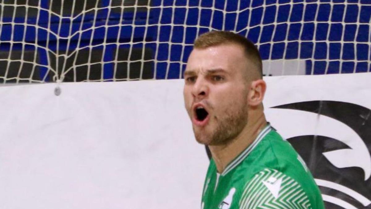 César Carballeira celebra el gol de la victoria en Voltregá. |  // ALBA TARRÉS