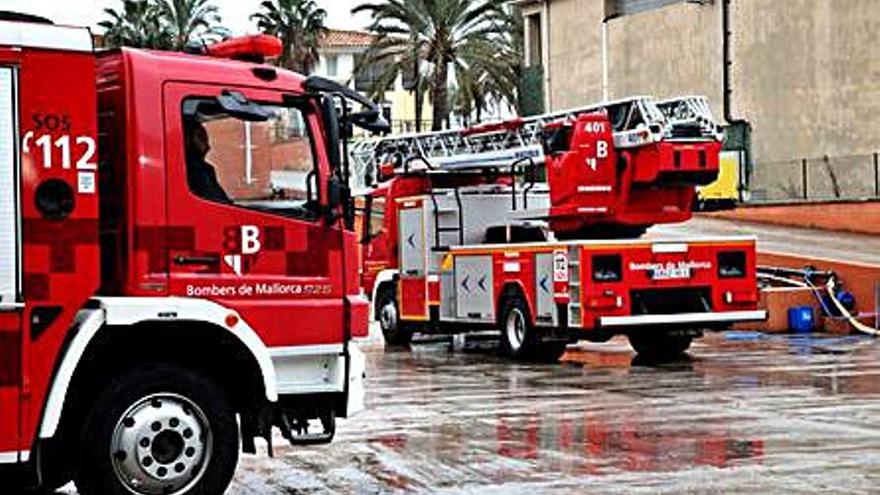 Dos camiones de bomberos.