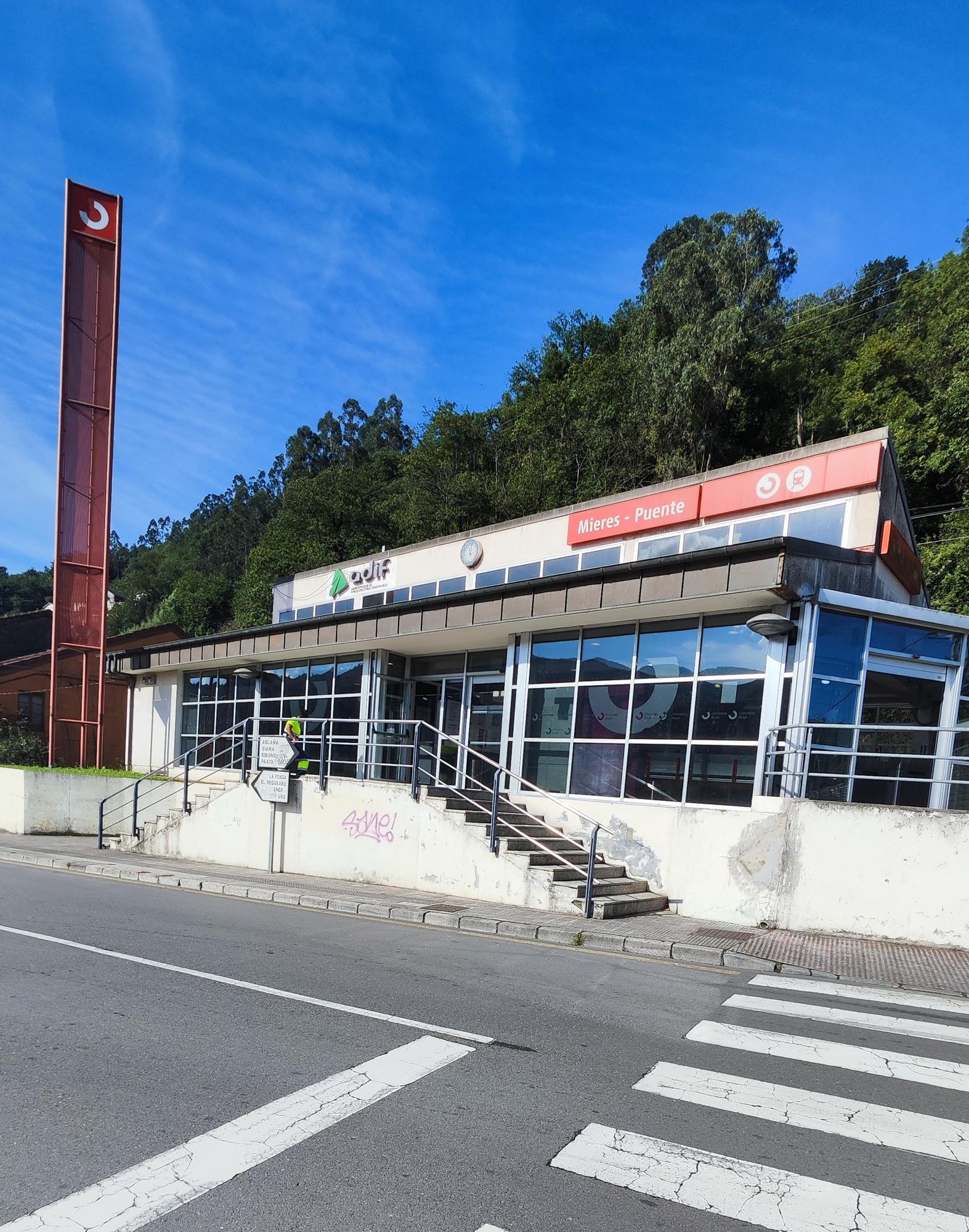 En imágenes: Primer día de las nuevas tarifas en los abonos de transporte en Mieres