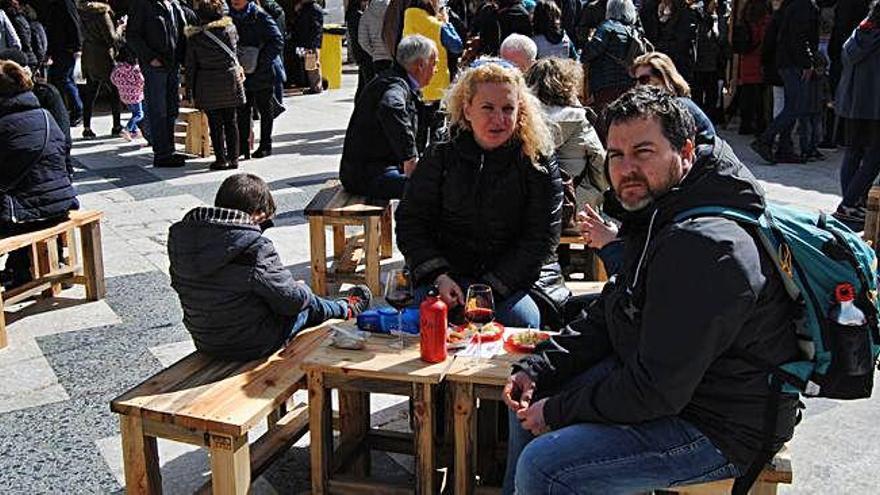 Una família degusta els tastets artesans que acull la plaça del Camp, on es concentra el certamen