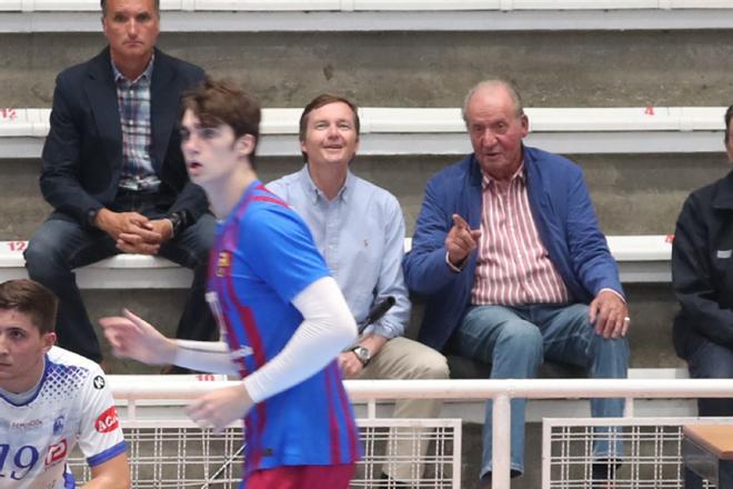 El rey Juan Carlos viendo jugar a su nieto, Pablo Urdangarin