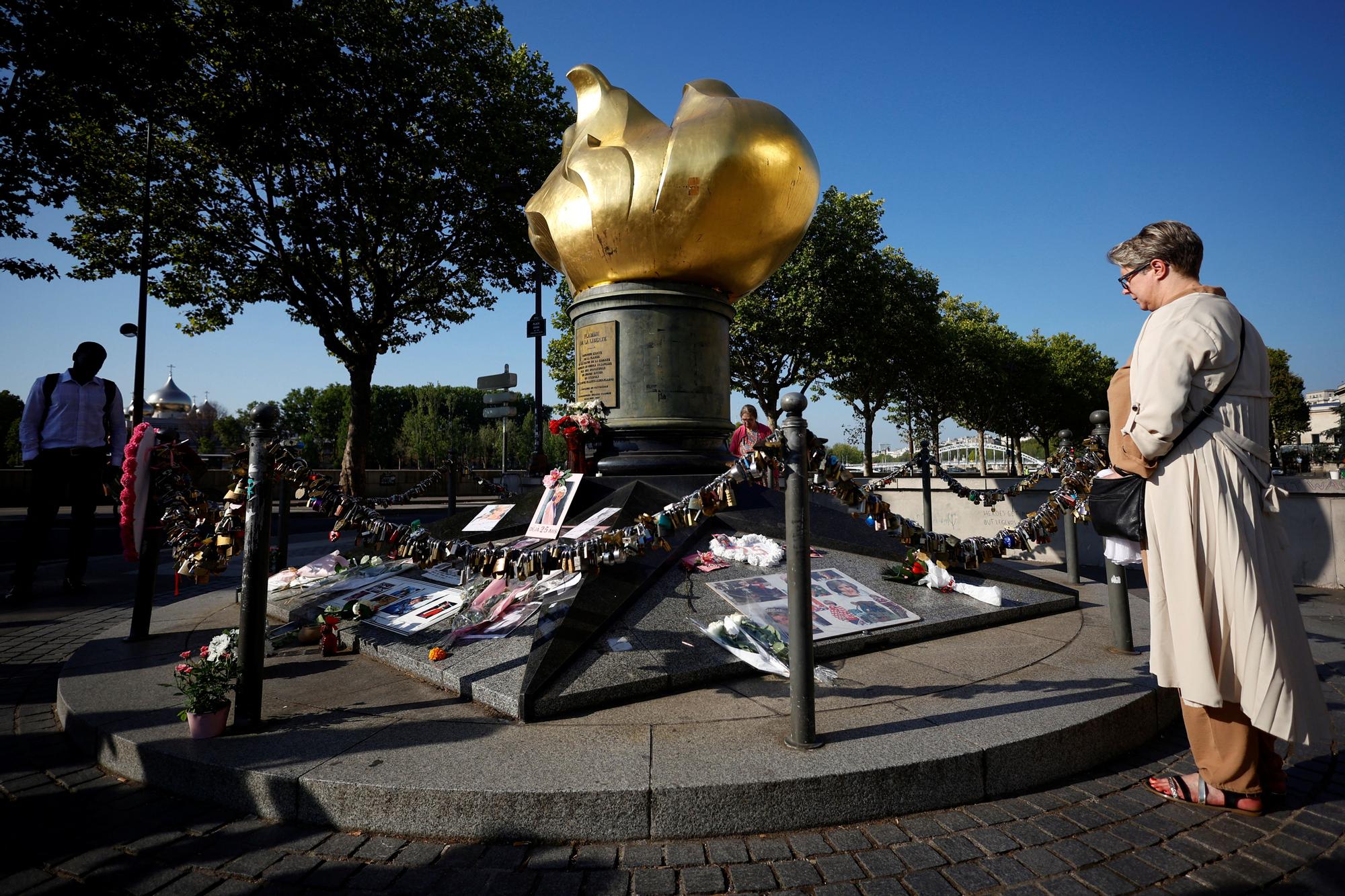 Royal fans mark the 25th death anniversary of Princess Diana in Paris