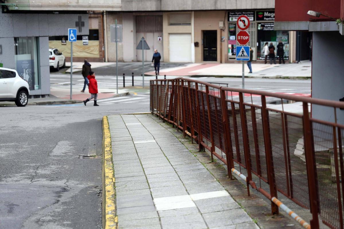Estado que presentaban ayer las barandillas de López Cuevillas.