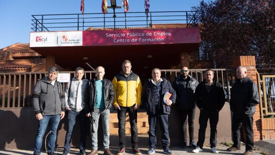 Los representantes del comité, antes de la reunión. |