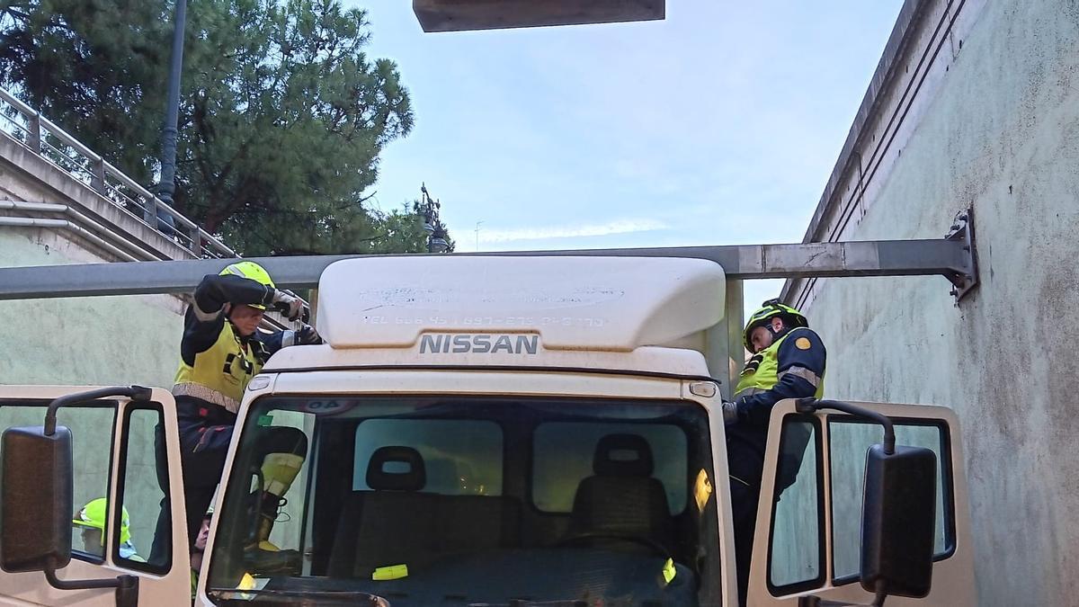 Un camión se queda atrapado en el paso inferior de Guillem de Castro