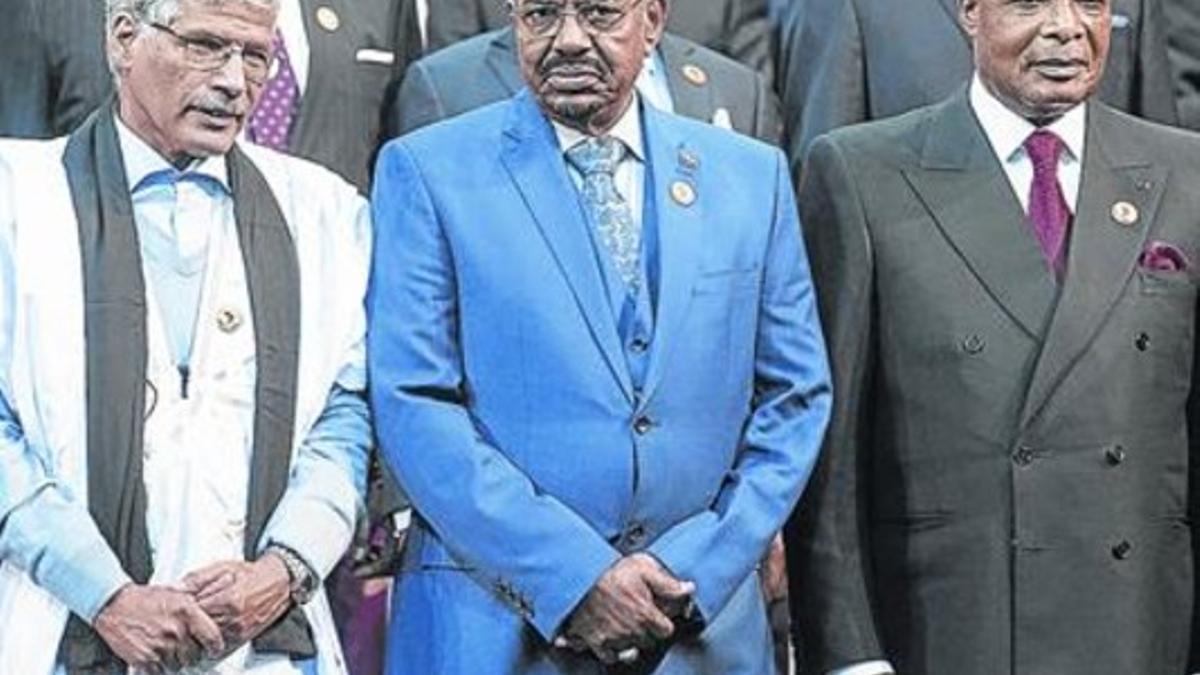 Omar al Bashir (en el centro), en la foto con los líderes africanos en la cumbre de la UA, en Johannesburgo.