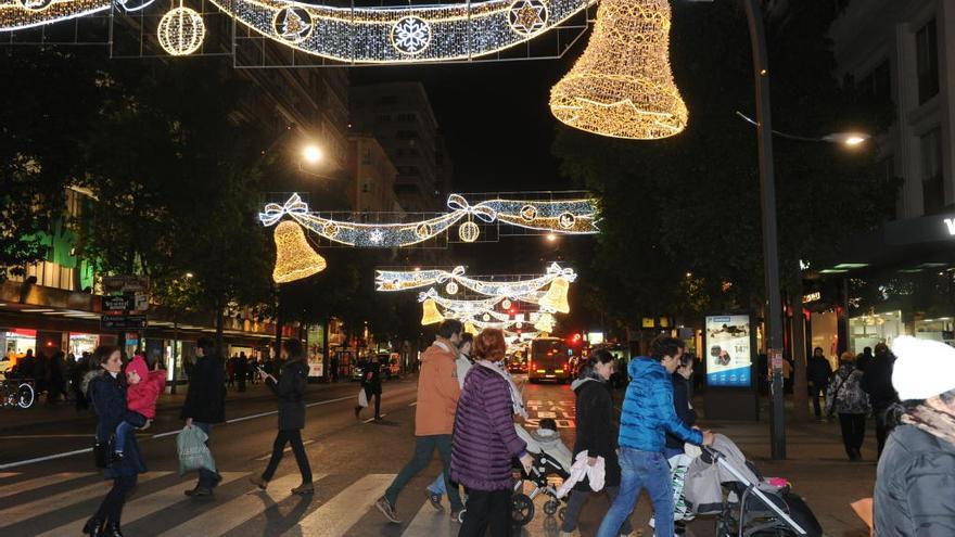 Campanas gigantes brillan en la Gran Vía por las fiestas