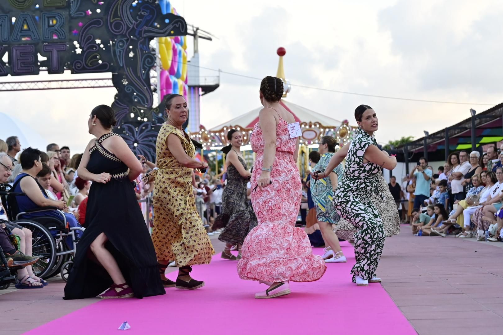 El Moll de Costa se viste de moda con el desfile solidario de Cáritas