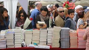 Un puesto de libros el día de Sant Jordi del 2017.