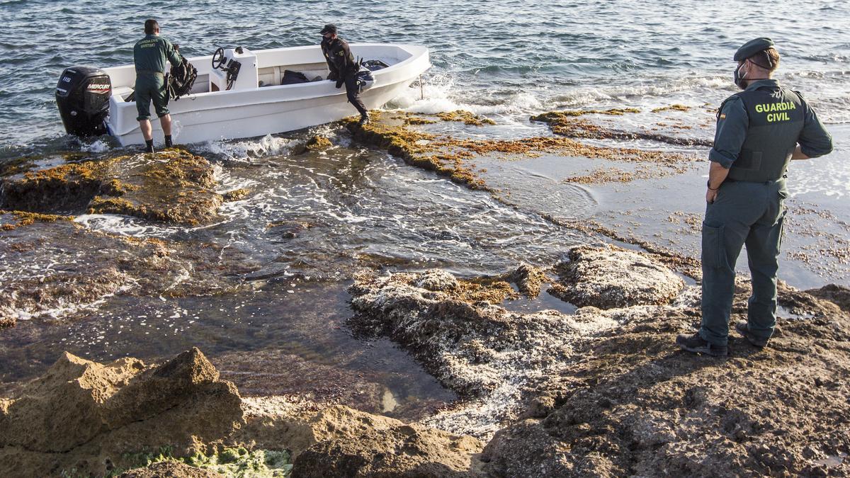 Interceptan a 12 inmigrantes tras llegar en una patera al Cabo de las Huertas