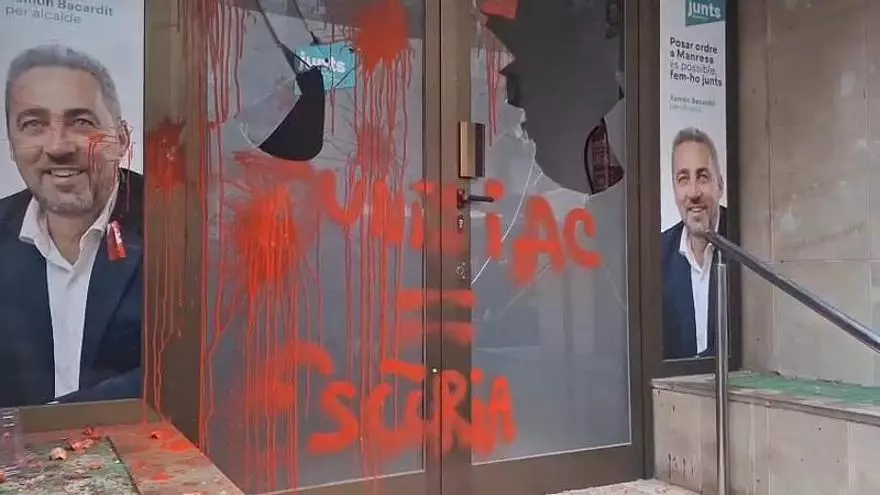 Vandalitzen la seu de Junts a Manresa durant la manifestació del 8M