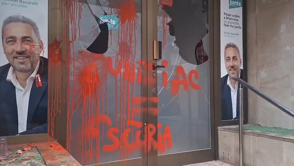 Vandalitzen la seu de Junts a Manresa durant la manifestació del 8M