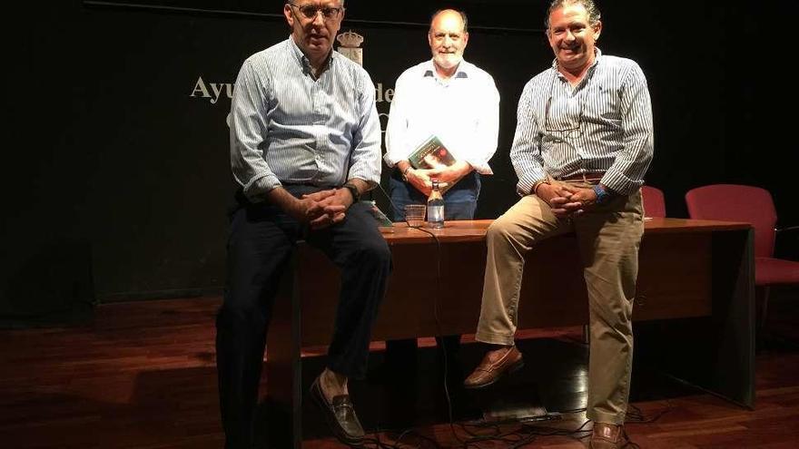 El presidente de la Asociación de Amigos del Concejo de Colunga, Jorge Hevia, junto al secretario, Eduardo Hevia, y el tesorero, Íñigo Blanco, en la Sala Loreto.