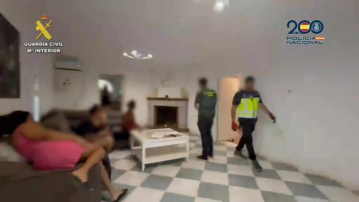 Obligadas a prostituirse las 24 horas y controladas en todo momento: liberan a 15 mujeres de dos clanes de proxenetas en Sevilla
