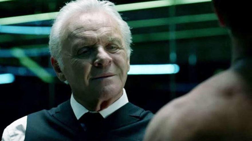 Anthony Hopkins en una escena del clip.