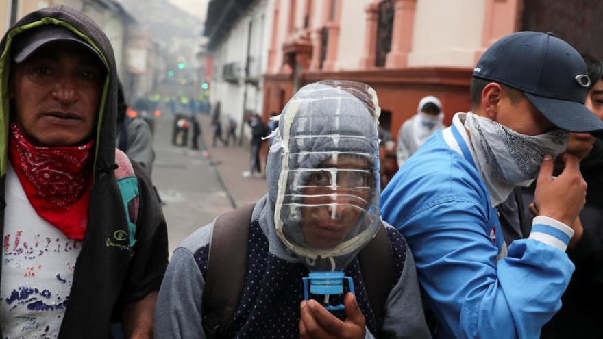 Un grupo de indígenas, durante una protesta en Quito.
