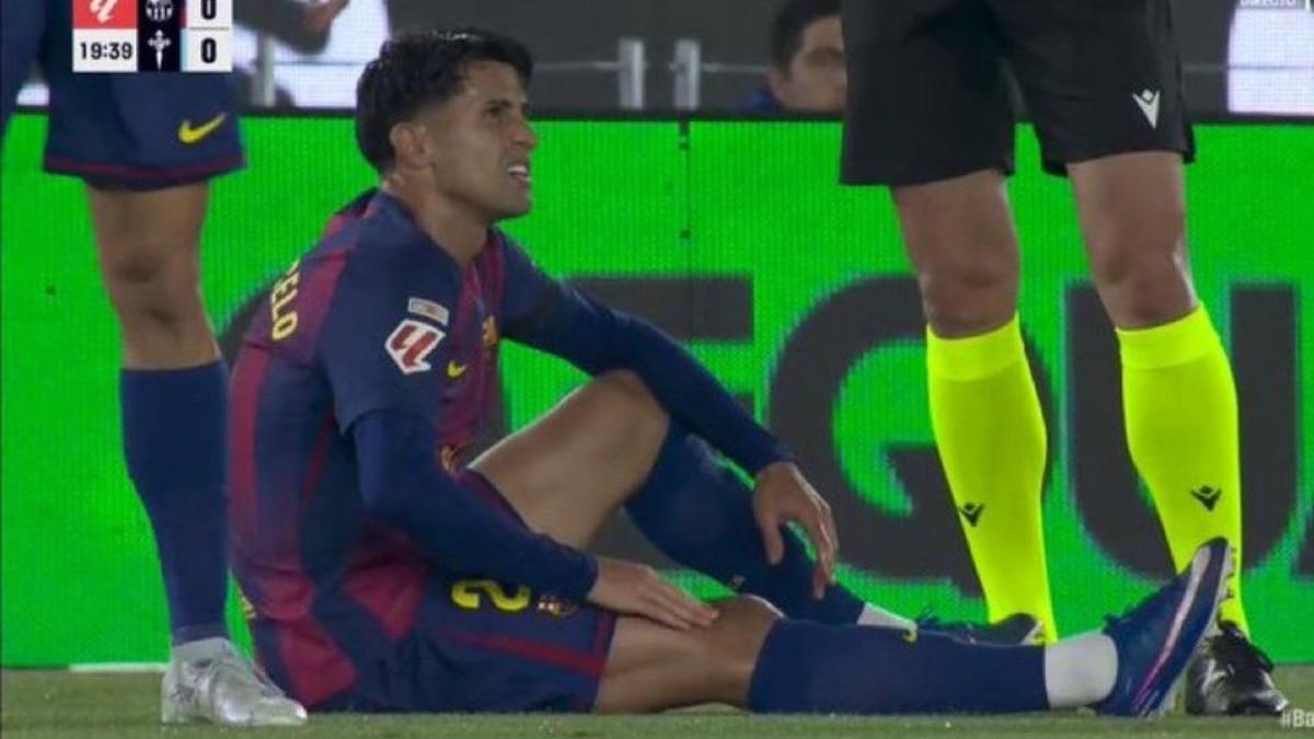 Cancelo, tendido en el suelo