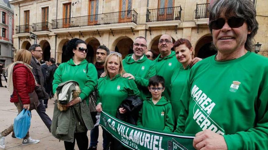 Un grupo de turistas de Villamuriel (Palencia), ayer, en la plaza del Ayuntamiento de Oviedo.