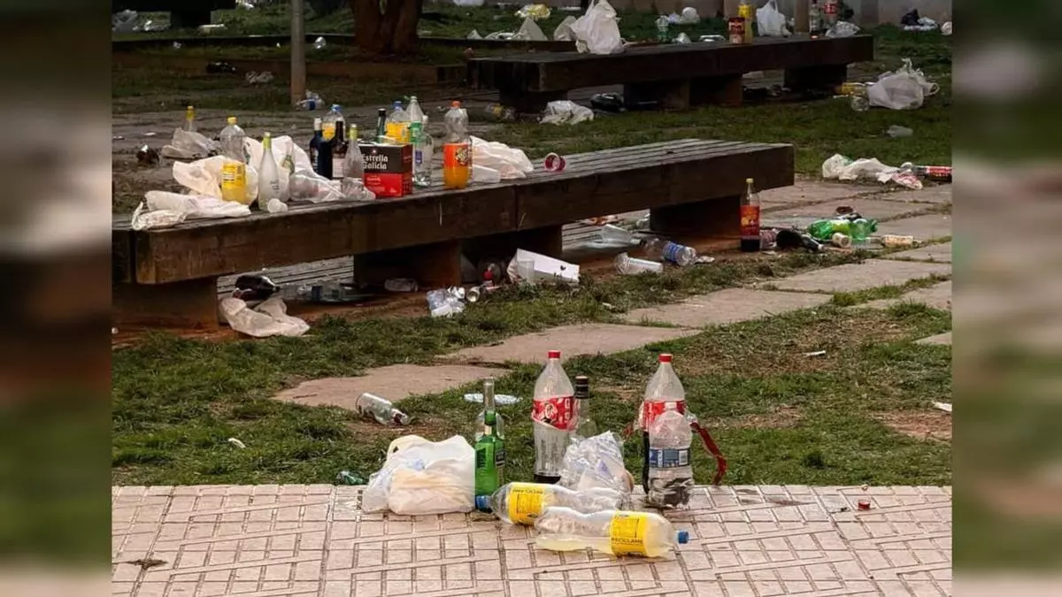 Vecinos denuncian el botellón y la basura tras la Fiesta de las Paellas en la Universitat Jaume I de Castellón