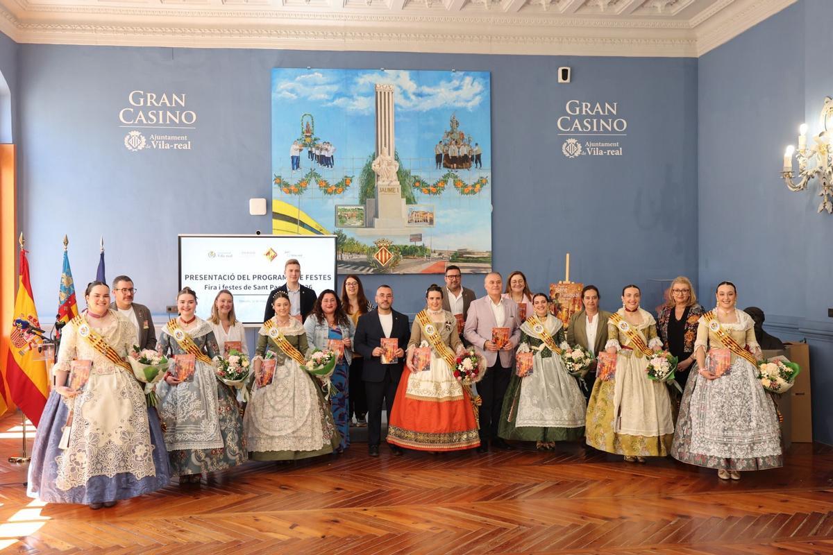 12/05/2026. VILA-REAL. En el Gran Casino, presentación del llibret de las fiestas de Sant Pasqual. Fotos variadas del acto, de la reina y las festeras ojeando el programa, etc.