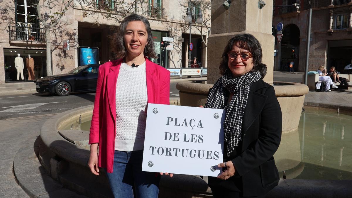 Neus Truyol y Kika Coll, regidoras de Més per Palma, en la plaza Joan Carles I.