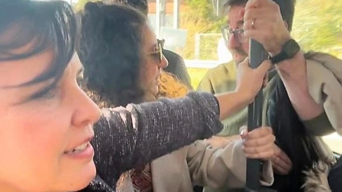 Ana Miranda, izquierda, de pie en un bus abarrotado entre Bertamiráns y Santiago