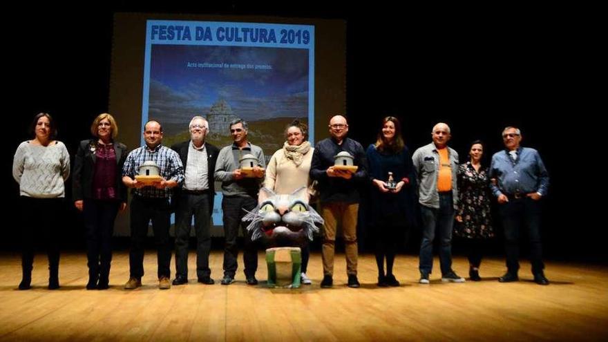 Vizoso, Giráldez e Pazos acompañan aos premiados na foto de familia do final da gala. // Gonzalo Núñez