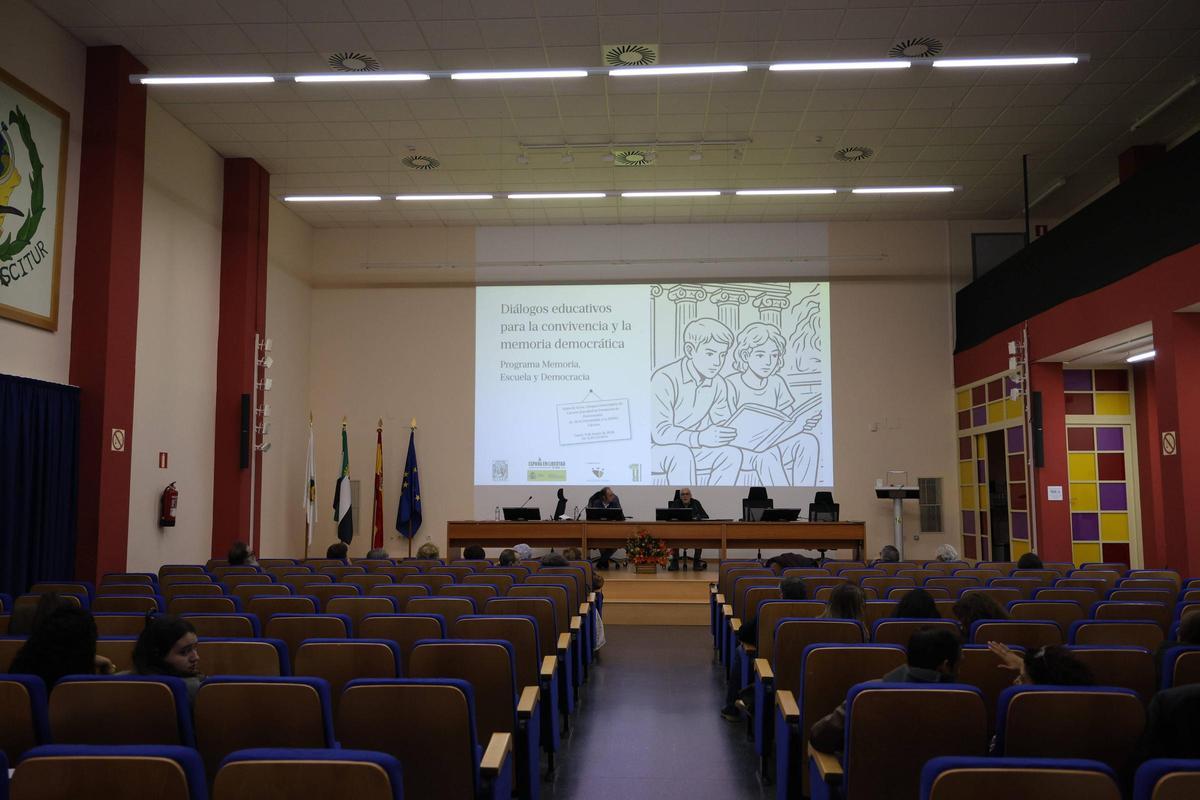 Galería | Así fue la charla en Cáceres