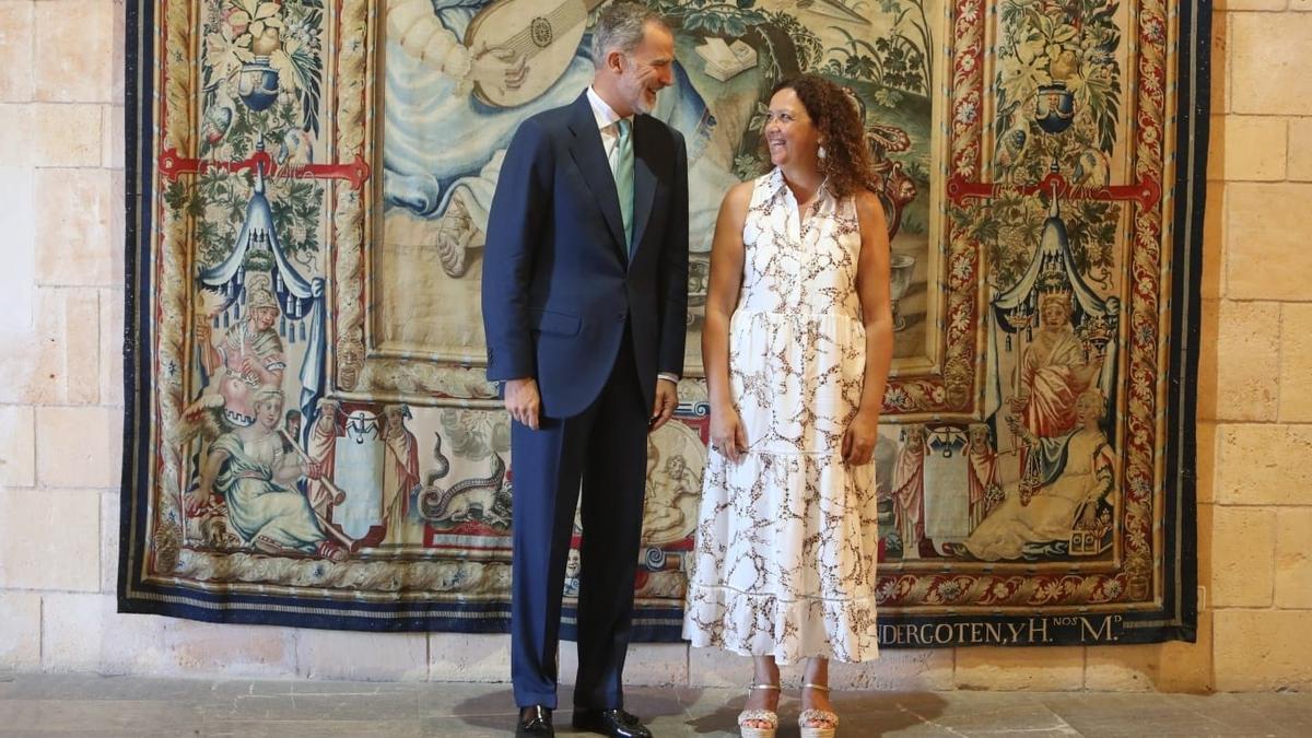 El Rey Felipe VI, junto a la presidenta del Consell de Mallorca, Catalina Cladera.