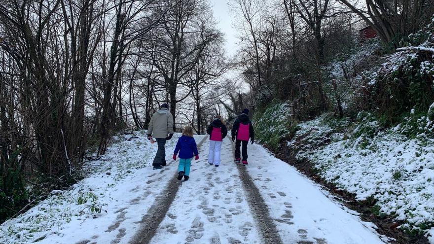 Una familia jugando con la nieve en Suares, Biemenes.