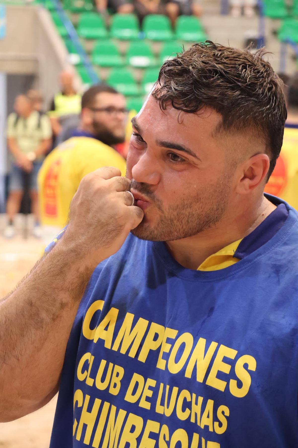 Eusebio Ledesma cierra una temporada perfecta con el triplete de Liga Regional, Insular y Copa
